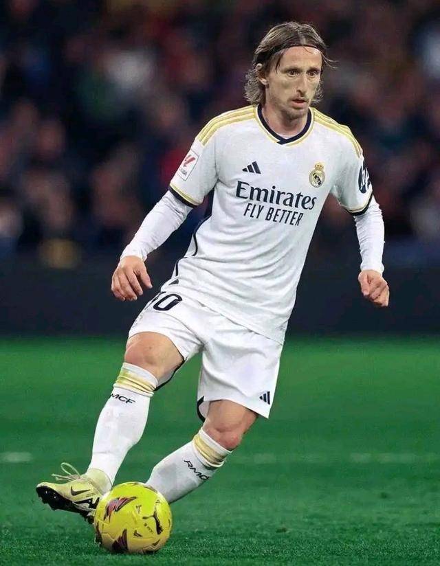 不可触碰的美，若昂-内维斯女友马达莱娜晒暗黑风妆造